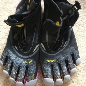 Vibram toe shoes brand new size 38.